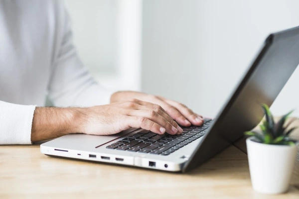  Close - Up - Businessman - S - Hand - Working - Laptop - Min - 1024x683